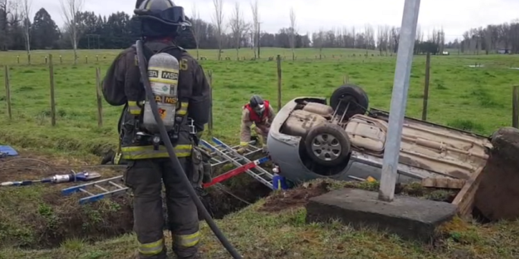 Un conductor resultó herido tras volcarse en la Ruta CH-215
