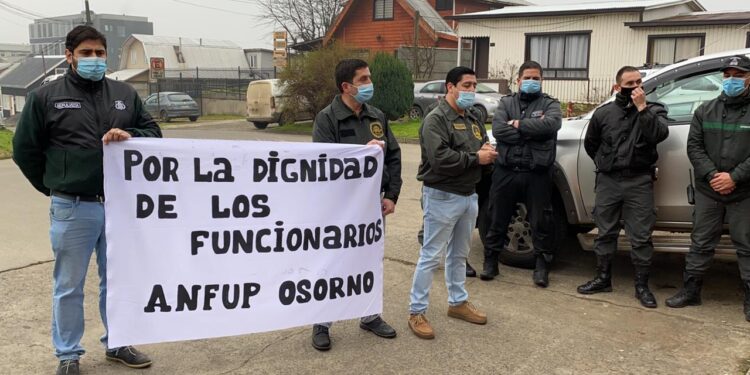 Gendarmes de la cárcel de Osorno se manifestaron en la calle