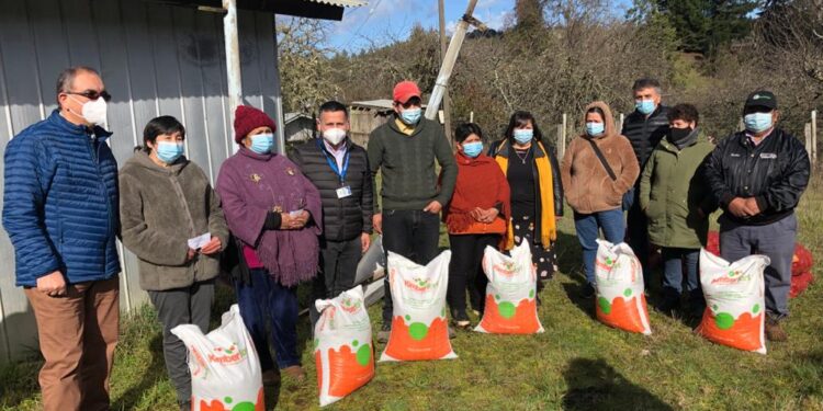 Vecinos del sector rural de “Cancha Larga” recibieron insumos para sus huertos