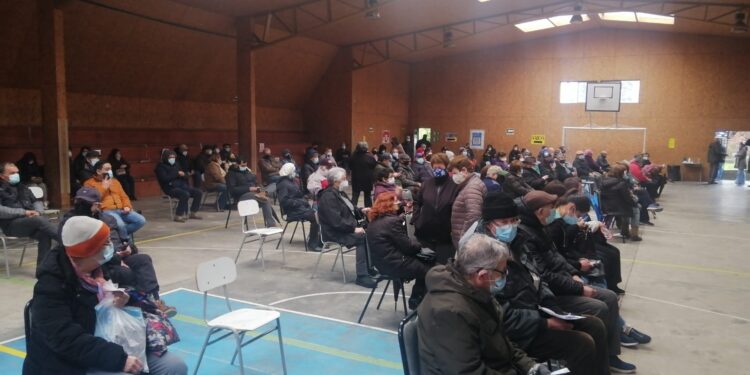 Angustiosa espera de adultos mayores para vacunas Covid de refuerzos