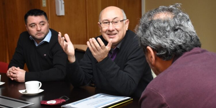 Alcalde de San Juan de la Costa presentó proyectos por 20 mil millones al gobernador regional