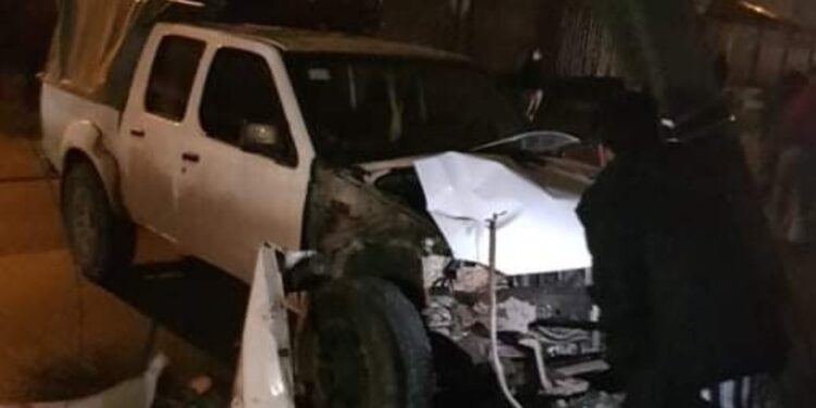 Camioneta se estrelló contra un poste del alumbrado público en Rahue Alto