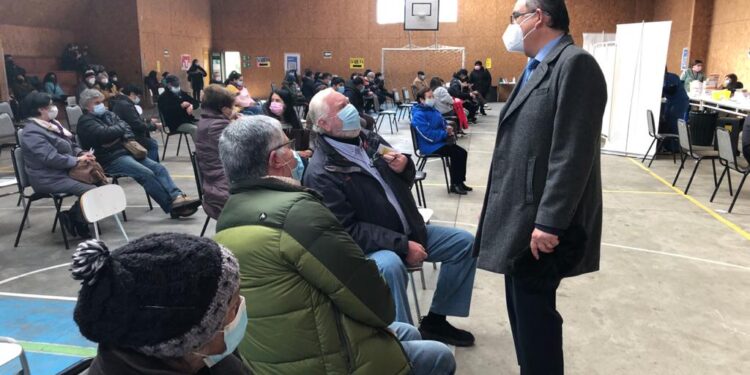 Alcalde Carrillo pidió aumento de vacunas contra el Covid a la Seremi de salud