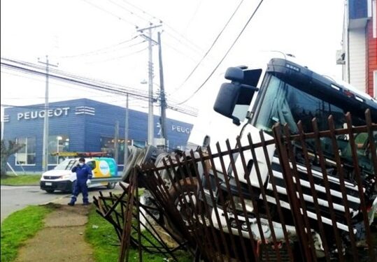 Camión se estrelló contra el cerco de un recinto privado en Osorno