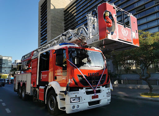 Moderno carro bomba con escala mecánica para bomberos cuesta 800 millones de pesos