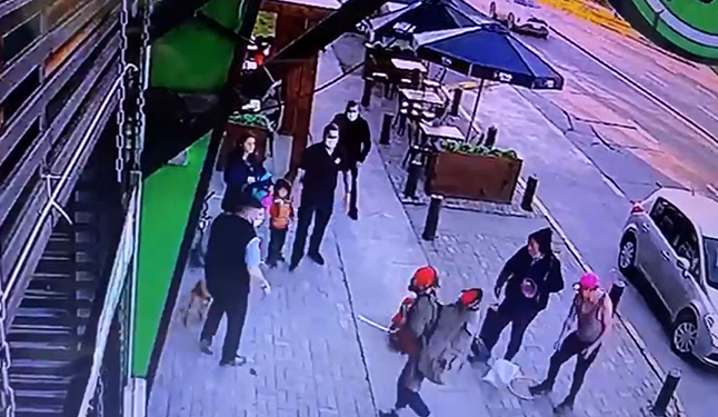 Violento ataque de sujetos con machetes a guardias del supermercado Yogui Market en Osorno