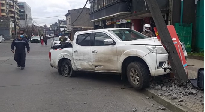 Persecución policial terminó con un detenido tres vehículos y un poste de energía chocados en Osorno