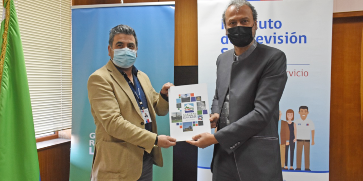 Gobierno Regional y el IPS firman convenio para adquirir Oficina Móvil de ChileAtiende