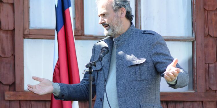 Gobernador Vallespin llama a autoridades a concordar con funcionarios el retorno a la presencialidad