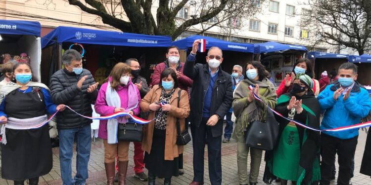 Inauguran en Plaza de Armas de Osorno primera “Feria de Artesanas Mapuche Huilliche”