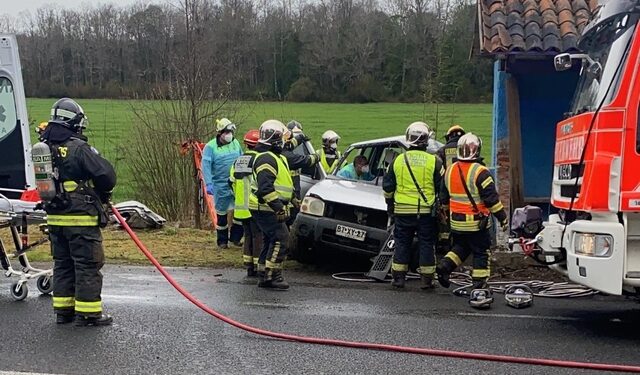 Un conductor quedó grave tras chocar contra un paradero peatonal en Río Bueno