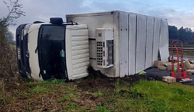 Colisión entre dos camiones dejó a sus conductores heridos en la ruta 5 sur