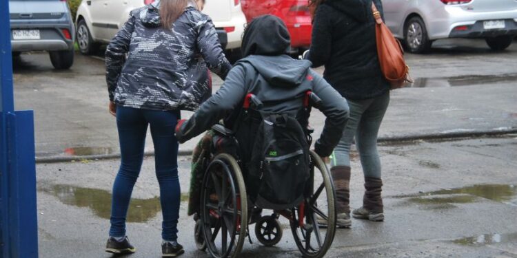 Detienen a joven en silla de ruedas tras robo de un microondas en vivienda de Osorno: tiene amplio prontuario policial