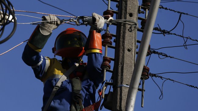 Saesa activó plan de contingencia ante posibles cortes de luz por sistema frontal en la zona
