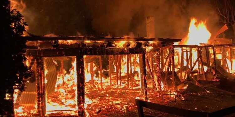Nuevo ataque incendiario por encapuchados en “La Araucanía” dejó a matrimonio con riesgo vital