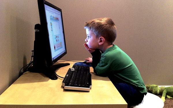 Promueven proyecto de ley que regula redes sociales en menores de 14 años