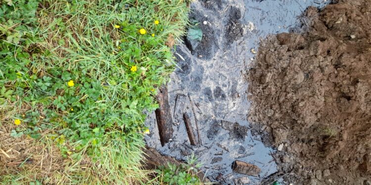 Denuncian contaminación con aceite quemado en subsuelo de Loteo “Doña Catalina” en la ruta U-55