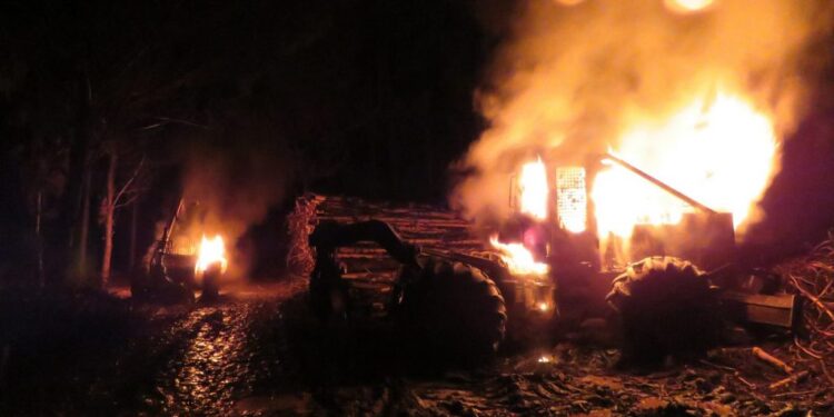 Ocho camiones destruidos y un lesionado fue el saldo de un nuevo ataque incendiario en La Araucanía