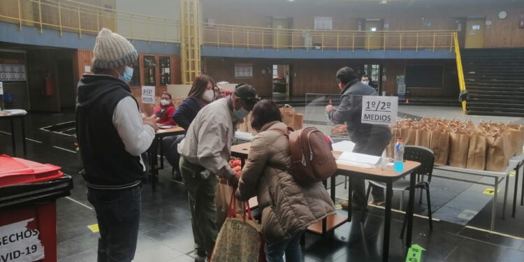 Más de 8 mil canastas familiares ha entregado el Liceo Carmela Carvajal de Prat este 2021