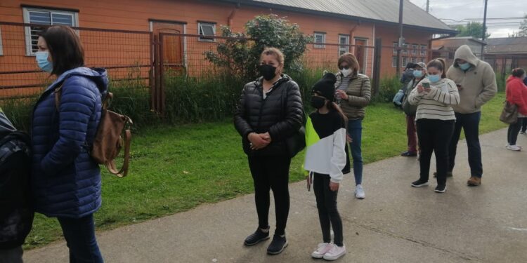 Osorno: Molestia por largas filas para inocularse contra el Covid 19