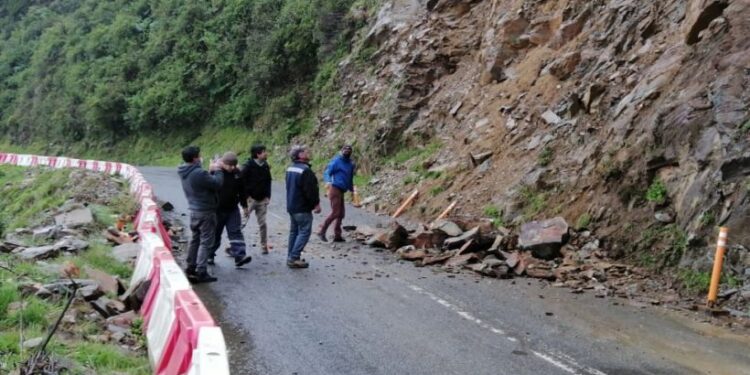 Preocupación por derrumbes en camino que une Maicolpué y Bahía Mansa