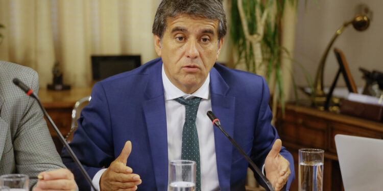 Diputado Santana pidió a la ministra Gloria Hutt no olvidar el compromiso asumido con el transporte en Palena