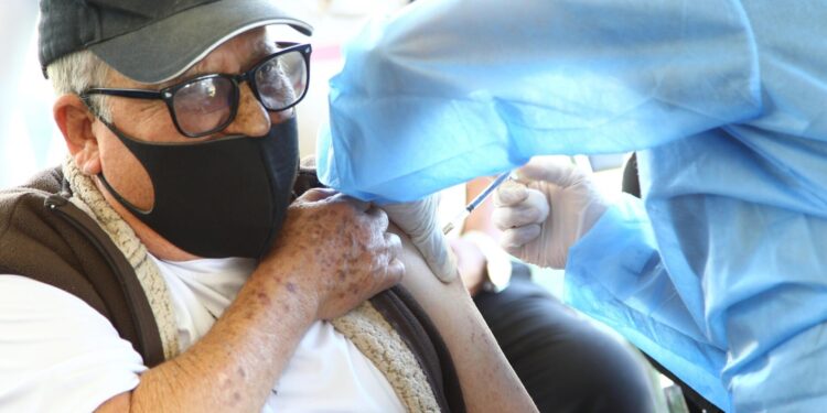 Seremi de salud de la región de Los Lagos llama a cumplir al 100% con las dosis de vacunas