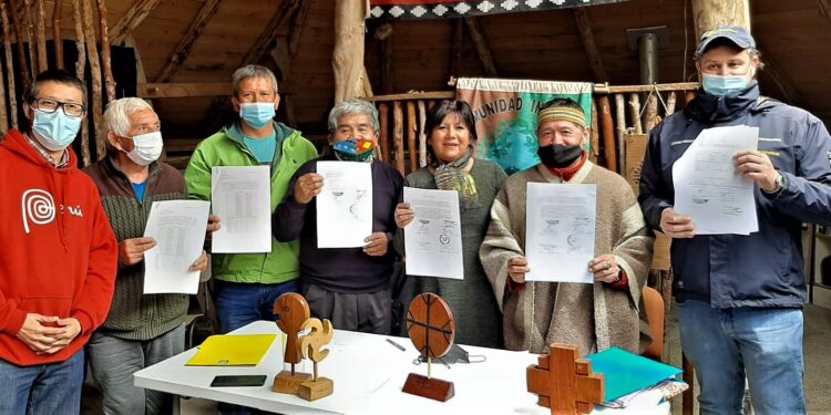 Firman acuerdo de desafectación de Comunidades Indígenas en Bahía Mansa que favorecerá a pescadores con Ley Caletas