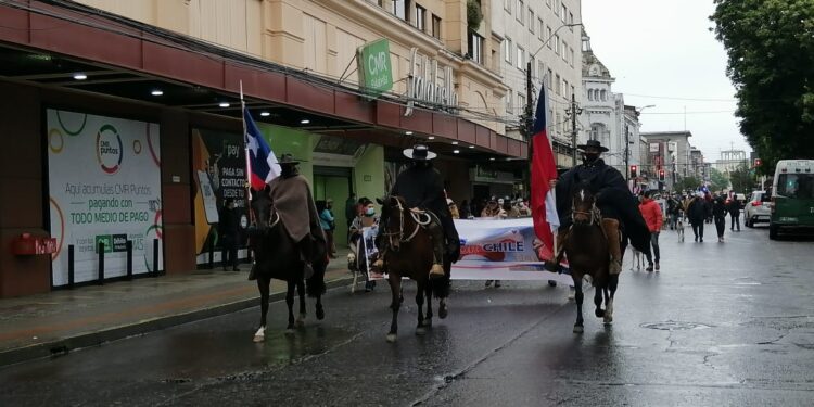 Más de mil personas marcharon en Osorno en defensa de los valores patrios