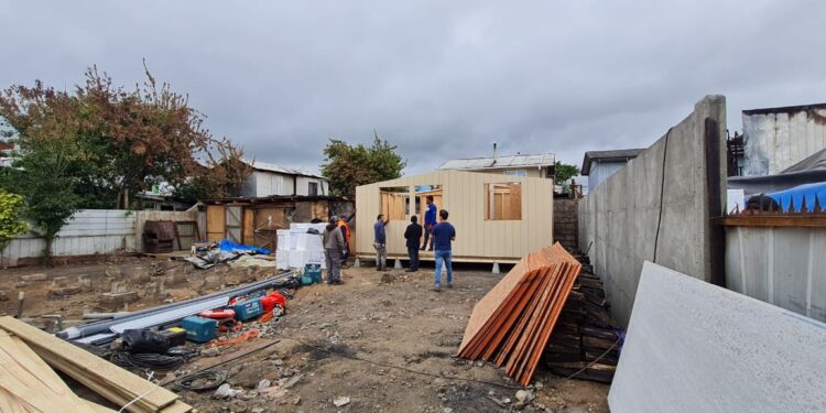 Construyen 4 casas de emergencia para familias afectadas por incendio en Quinto Centenario.
