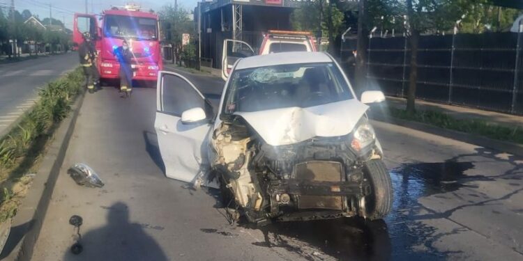 Osorno: Conductor ebrio se estrelló contra alumbrado público
