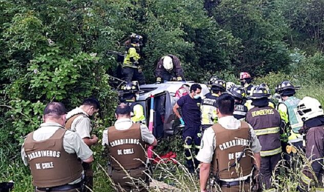 Osorno: Automóvil cayó a un barranco de 40 metros y conductor salvó ileso
