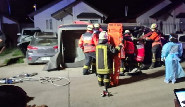 Conductor chocó 3 vehículos y una motocicleta en Río Bueno