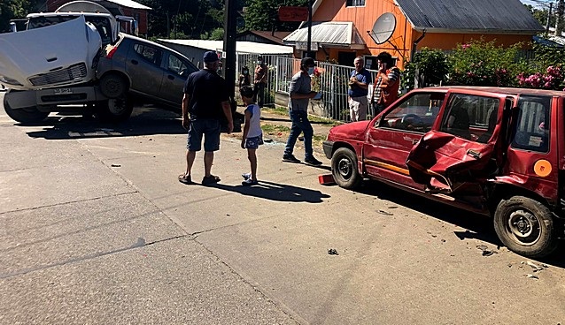 Río Negro: Camión lechero impactó a 3 vehículos y un poste de energía eléctrica