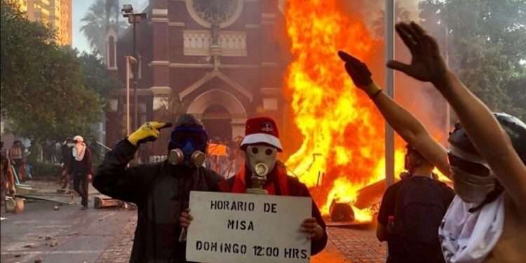 Constitucionales rechazan iniciativa de la derecha que buscaba condenar la violencia como forma de expresión política