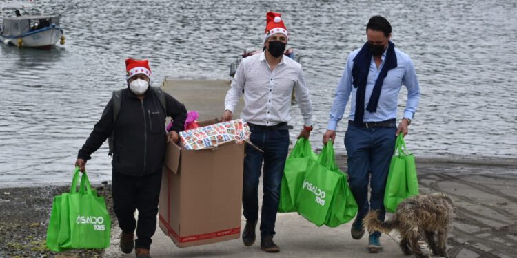 Fundación Puerto Montt Adelante entrega juguetes para niños y niñas de Isla Tenglo