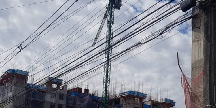 Osorno: trabajadores se tomaron una grúa en protesta por supuestos incumplimientos laborales
