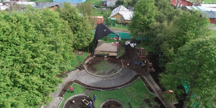 Alcaldesa de Puyehue y comunidad local reciben remodelada Plaza de Pilmaiquén
