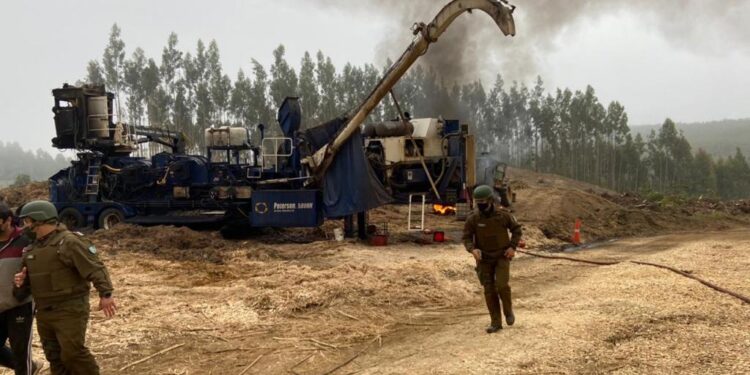 Fresia: Encapuchados armados atacaron a guardias y quemaron 9 máquinas en predio forestal
