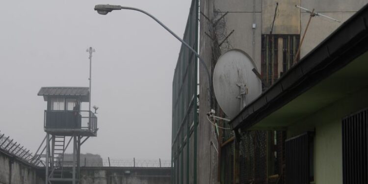 Osorno: Lanzamiento de droga hacia la cárcel desde el Cementerio católico ocurre unas 2 veces al día