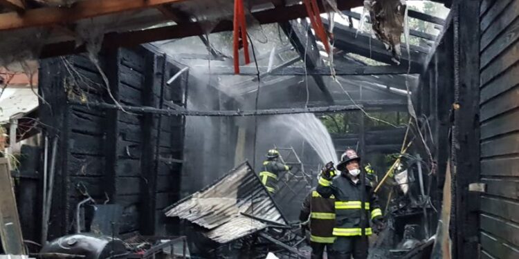 Incendio afectó un taller y tres cabañas en el centro de Osorno