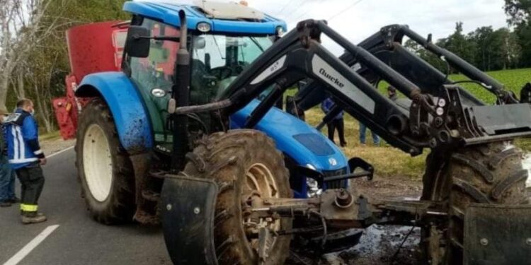 Puerto Octay: Tres personas resultaron heridas en una colisión entre un tractor y un vehículo