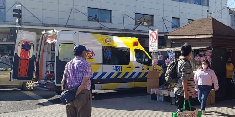 Madre e hijo quedaron lesionados tras ser atropellados por un Microbús en Osorno