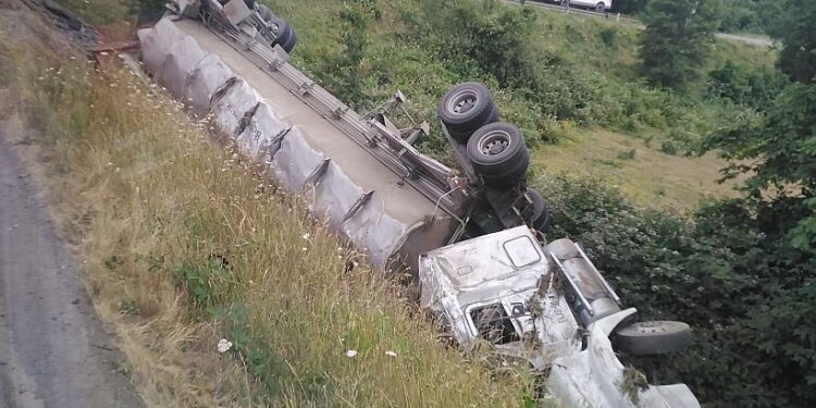 Camión que volcó en ruta a Puerto Octay dejó a dos personas heridas