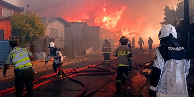Incendio en Castro: ESSAL continúa implementando maniobras para mantener flujo de agua a bomberos