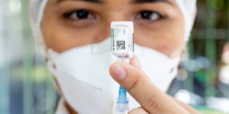 Llaman a vacunarse con dosis de refuerzo para evitar bloqueo de Pase de Movilidad