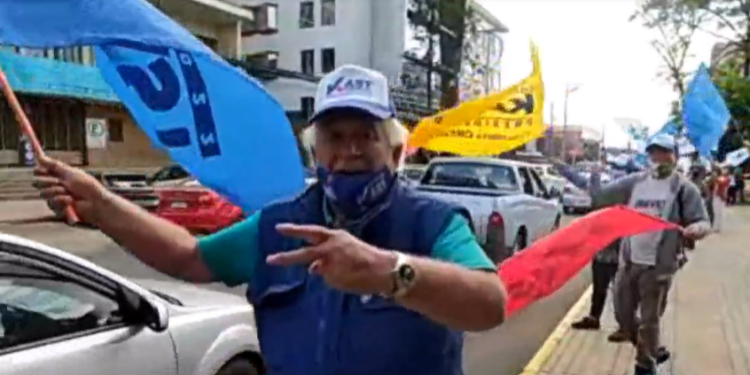Con banderazos y caravanas culminan campañas de Kast y Boric en Osorno