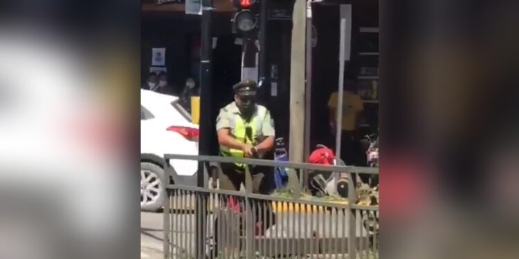 Rechazan petición de la Fiscalía para sobreseer a carabinero que disparó a malabarista que intentó atacarlo