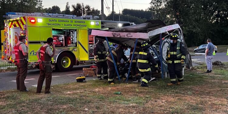 Un vehículo se incrustó en un paradero y el conductor quedó herido