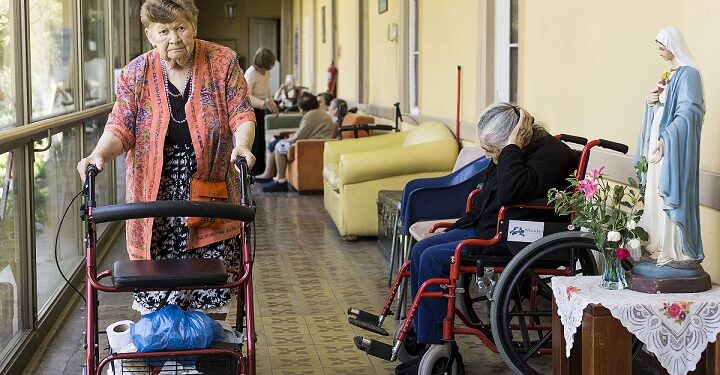 Escasez de cuidadoras en hogares de personas mayores complica ingreso de nuevos residentes